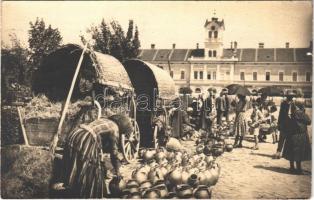 1931 Sepsiszentgyörgy, Sfantu Gheorghe; piac a törvényszék előtt, korsós árusok / market in front of the court, pottery vendor. photo