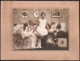 1929 Kislány játékaival, babákkal, bababútorokkal, igazi babakocsival, Sárpy kézzel színezett fotója, Ipolyság (Felvidék), kartonra kasírozva, szép állapotban, 17×22 cm