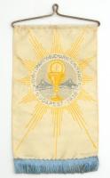 1938 A budapesti Nemzetközi Eucharisztikus Kongresszus asztali zászlója, fém tartóval, szignált, jó állapotban, 22×12 cm