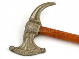 Fokos, elkopott cserkész motívummal. Fém, fa. 58 cm