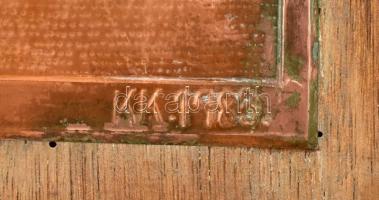 Csilagos égboltot vizsgáló fiút ábrázoló réz falikép, fa hordozón, KK 1983 jelzéssel, kopott, 35,5x3...