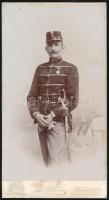 cca 1895 Huszártiszt teljes egyenruhában, karddal, keményhátú fotó Uher Ödön műterméből, 20×11 cm