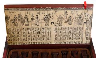 Sakk készlet. XX. sz. Kína. Egyedileg festett, csontörlemény bábukkal, réz veretes fa táblával, réz ...