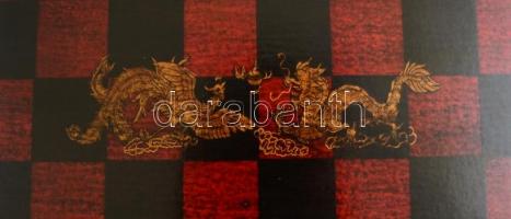 Sakk készlet. XX. sz. Kína. Egyedileg festett, csontörlemény bábukkal, réz veretes fa táblával, réz ...