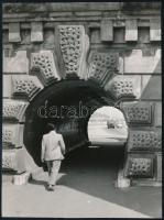 1960 Budapest, a Lánchíd pesti hídfője alatti alagútnál, fotó, 11,5×8,5 cm