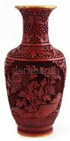 Kínai vörös lakkfaragásos zománcozott réz váza, florális ornamentikával díszített, jelzés nélkül, m: 25,5 cm