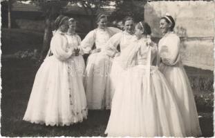 1940 Beszterce, Bistritz, Bistrita; leányok népviseletbe öltözve. Eredeti fotó / girls in folk costumes. photo + 1940 Beszterce visszatért So. Stpl