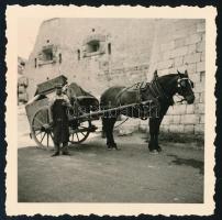 cca 1935 Szemétszedő lovaskocsi, fotó, 6×6 cm