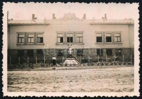 1941 Irredenta emlékmű egy iskola előkertjében, fotó, 9×6 cm