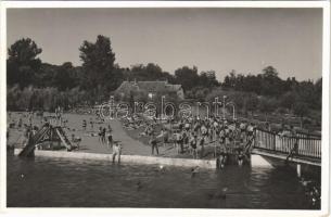 Kolozsvár, Cluj; városi strand, fürdőzők, csúszda / beach, bathers, water slide