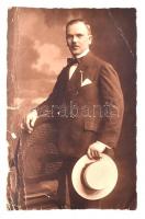 cca 1910 Wagner vendéglős fotója, gyűrődéssel, 14x9 cm