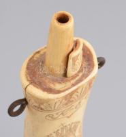 XIX. sz. Lőportartó, adagoló magyar címerrel. Faragott csont, faragott juhász figurával m 24,5 cm