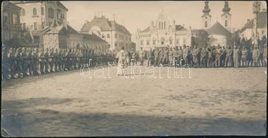 cca 1914-1918 Temesvár, Fő tér, katonák megáldása, fotó, sarkán törésnyom, 16,5×8,5 cm