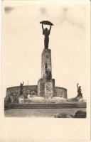 Budapest XI. Szabadság szobor a Gellért-hegyen, Magyarország felszabadításának emlékére, a fáklyás szobor beállításakor, szoborállítás befejezése a térburkolat befejezésével. Kisfaludy Stróbl Zsigmond alkotása