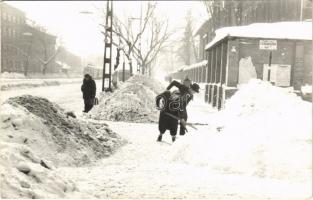 Budapest XIII. Váci út és Csavargyár utca sarka, villamos, hólapátolás télen. photo