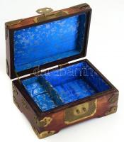 Kínai ékszertartó  fa doboz, jáde berakással, 17×12×8 cm