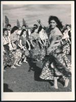 cca 1970 Táncoló cigány nő fotója, 12x9 cm