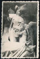 cca 1930 Ember boncolása, fotó, 5,5x8,5 cm