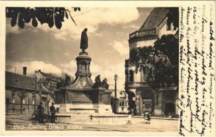 1935 Pécs, Zsolnay Vilmos szobra, kerékpáros csendőrök, villamos főpályaudvar felé