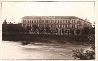 Nagyvárad, Oradea; Liceul Emanuil Gojdu / állami reáliskola, lovaskocsi pihen a Körös folyóban / school, horse cart in Cris river. photo