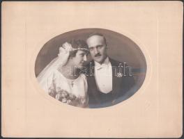 cca 1900-1970 kb. 85 db esküvői fénykép, közte keményhátúak, kartonra ragasztottak, 3,5x3 cm és 23,5...