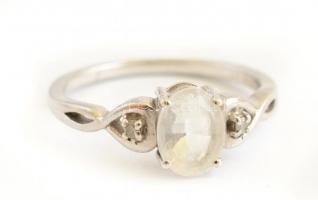 Ezüst (Ag) gyűrű fehér kővel, Jelzett. 2,26 g, m:56