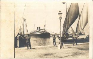 Pola, Pula; Hafenpartie mit Lloyddampfer Baron Gautsch / port, steamship
