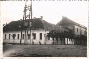 1942 Bácsszentiván, Prigl-Szentiván, Prigrevica; utca, oszlop transzformátor / street. photo