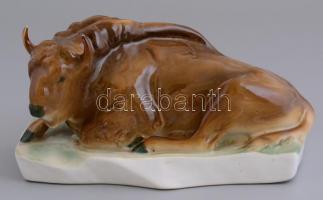 Zsolnay porcelán bölény, kézzel festett, jelzett, szarvain kis lepattanásokkal, 20x10x11 cm