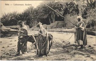 Laboureurs Arabes / Arab folklór, szamár és két nő van igába fogva akiket egy férfi bottal irányít / Arabian folklore, women and donkey in yoke guided by a man (Rb)