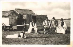 1941 Bugac (Kecskemét), pásztorok főzik az ebédet / Hungarian folklore