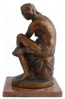 Kisfaludi Stróbl Zsigmond (1884-1975): Fürdés után. Bronz, márvány talapzaton. Jelzett. m: 44 cm