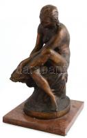 Kisfaludi Stróbl Zsigmond (1884-1975): Fürdés után. Bronz, márvány talapzaton. Jelzett. m: 44 cm