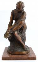 Kisfaludi Stróbl Zsigmond (1884-1975): Fürdés után. Bronz, márvány talapzaton. Jelzett. m: 44 cm