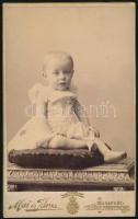 cca 1895 Mai és Társa: gyermek fotója vizitkártya / cdv