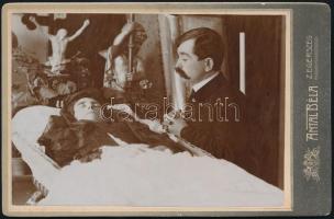 cca 1905 Antal Béla, Zalaegerszeg: Férfi ravatal mellett post mortem fotó 10x16 cm