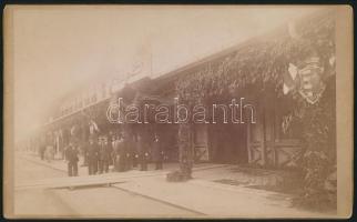 cca 1890 Feldíszített magyar vasútállomás, méltóság fogadására. 22x13 cm