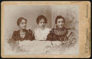 cca 1900-1910 Három nővér portréja, keményhátú fotó Egit C. Dannenbaum, Mitrovitz (Szávasztentdemeter, Sremska Mitrovica, Srijemska Mitrovica, Syrmisch Mitrowitz) műterméből. Kissé kopott és foltos. 6,5x10,5 cm