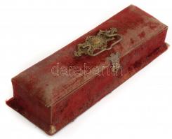 Régi díszdoboz. Bársony, réz fogóval. 32x11x7 cm