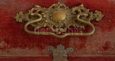 Régi díszdoboz. Bársony, réz fogóval. 32x11x7 cm