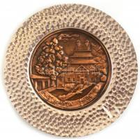 Erzsébet hidat ábrázoló iparművész réz fali tányér d: 31 cm, + Mátraházi emlék fém dombor fali tál d: 20 cm