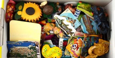 Egy nagy doboznyi, bőven több mint 50 db hűtőmágnes