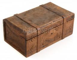 Asztali ládika. Diófából készült, laposfaragással, véséssel díszítve, zárral, kulcs nélkül 25x15x10 ...