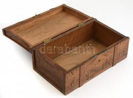 Asztali ládika. Diófából készült, laposfaragással, véséssel díszítve, zárral, kulcs nélkül 25x15x10 ...