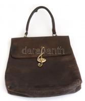 Régi női bőr táska violin kulcsot formáló fém kapoccsal, belsejében cipzáros fakkal, kissé kopott, 28x35 cm