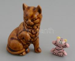 2 db cica-macska figura, egyik mázas kerámia, h: 9 cm, másik porcelán, h: 3,5 cm, mindkettő jelzés nélkül, apró kopásnyomokkal