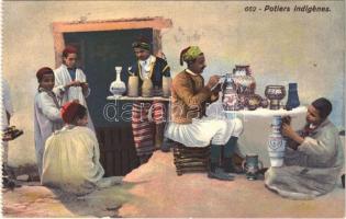 Potiers indigenes / Tunisian folklore, pottery makers