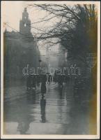 cca 1940 Ferenciek tere esőben, fotó, 18x13 cm