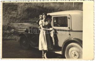 Lány kocsival / Girl with vintage automobile. photo