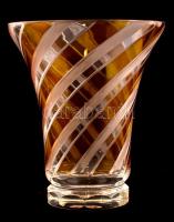 Borostyán sárga-fehér üveg váza. Formába öntött, anyagában színezett, csiszolt, apró készítési hibákkal. m: 13 cm